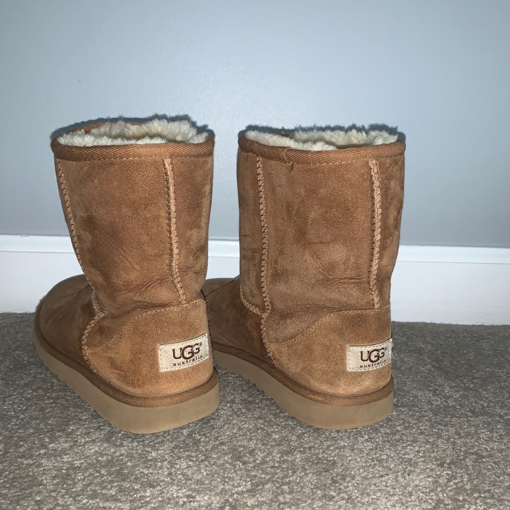 Women’s Size 5 UGG Classic Short Boot